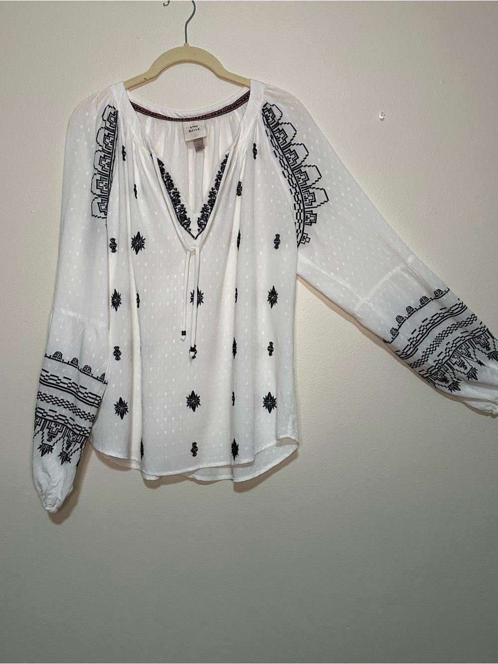 Knox Rose size large Boho textured white top, ties at neck with black embroidery - Picture 3 of 5